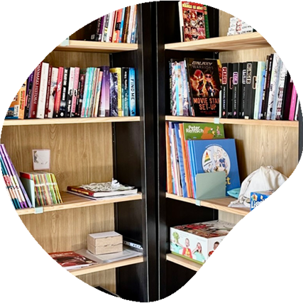 Bogreol med mange teenagebøger.